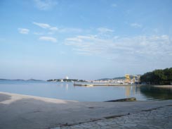 Vodice, pl pred hotelom